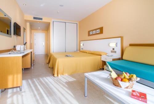 Habitación Triple con vistas a la piscina del hotel Mediterraneo. Foto 5