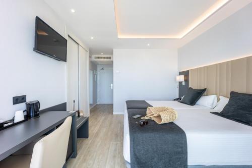 Habitación Doble con balcón y vistas al mar del hotel Cimbel. Foto 3