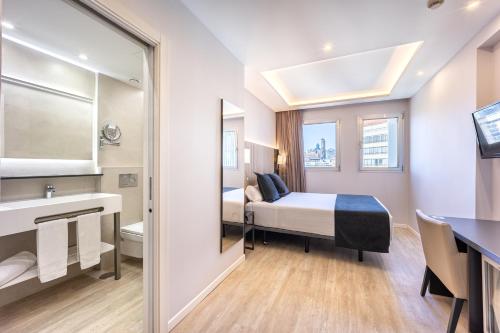 Double Room City View without Terrace del hotel Cimbel. Foto 6