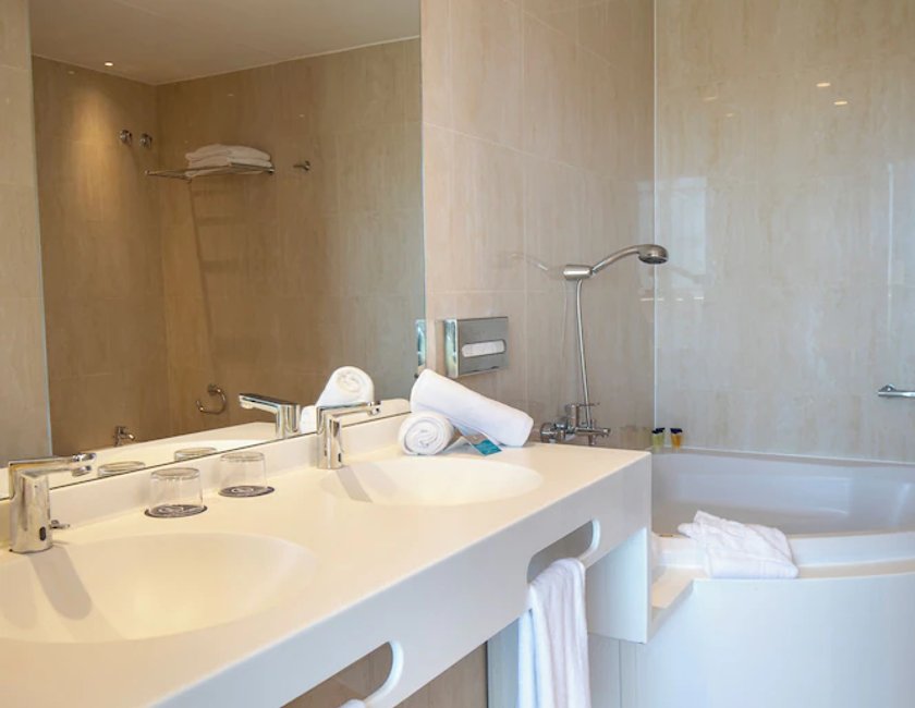 Habitación triple Balcón o Terraza Vista ciudad Grand del hotel BCL Levante Club and Spa - Only Adults. Foto 12