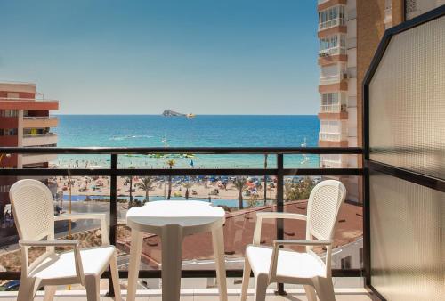 Habitación Doble con vistas al mar y terraza - 2 camas del hotel RH Corona del Mar. Foto 1