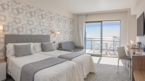 Habitación Doble con vistas al mar y terraza - 2 camas del hotel RH Corona del Mar. Foto 2