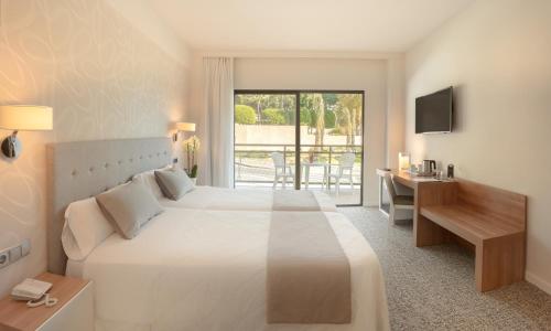 Habitación Doble Estándar con Terraza del hotel RH Corona del Mar. Foto 3