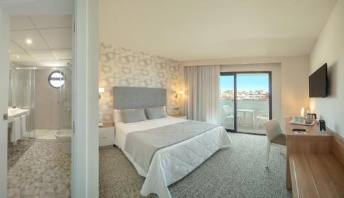 Habitación Doble Estándar con Terraza del hotel RH Corona del Mar. Foto 5