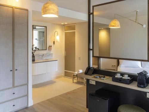 Habitación Doble Deluxe con terraza del hotel Mercure Benidorm. Foto 4