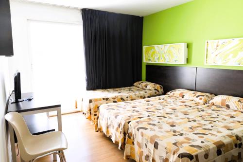 Habitación Cuádruple con balcón del hotel Sol y Sombra. Foto 8