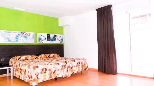 Habitación Familiar con balcón del hotel Sol y Sombra. Foto 9