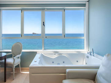 Habitación doble Vista Mar Jacuzzi del hotel Villa del Mar. Foto 1