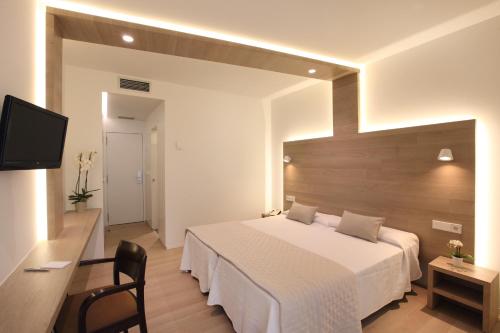 Habitación Doble con terraza del hotel Carlos I. Foto 3