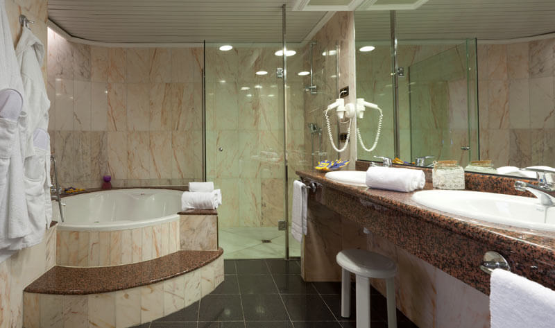 Suite Jacuzzi del hotel Gran Bali. Foto 1