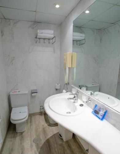 Habitación Doble con balcón del hotel Avenida. Foto 5
