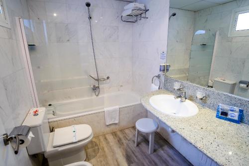 Habitación Doble con balcón del hotel Avenida. Foto 6