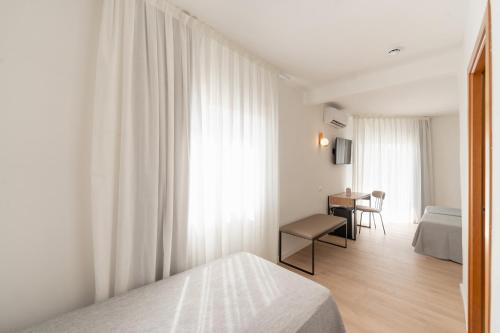 Habitación Triple con terraza del hotel RH Sol