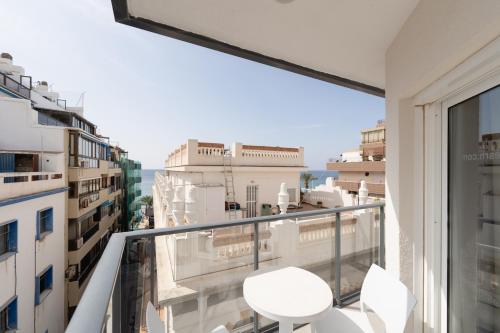 Habitación Triple con terraza del hotel RH Sol. Foto 1