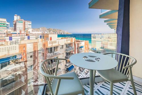 Habitación Doble Superior con vistas laterales al mar - 1 o 2 camas del hotel Barceló Benidorm Beach - Adults Recommended. Foto 9