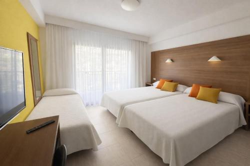 Habitación doble Vista Jardín Balcón o Terraza 3 camas individuales del hotel Prince Park. Foto 4