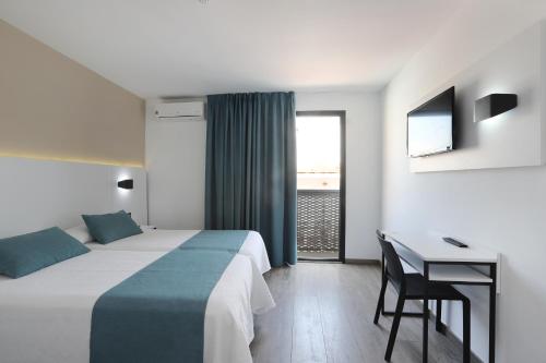 Habitación Triple con vistas a la ciudad del hotel Alameda. Foto 1