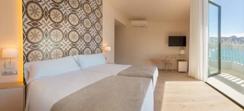 Habitación doble Vista Mar Balcón o Terraza del hotel Gastrohotel RH Canfali. Foto 1