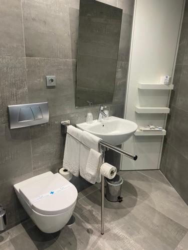 Habitación Doble sin balcón - 1 o 2 camas - Adaptada para personas con discapacidad del hotel Madeira Centro. Foto 9