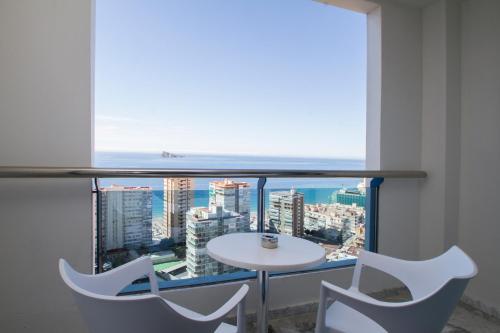Habitación Triple Deluxe con terraza y vistas al mar del hotel Madeira Centro. Foto 2