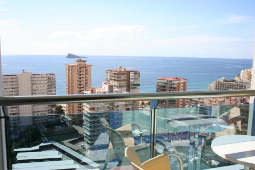 Habitación Cuádruple Deluxe con terraza y vistas al mar del hotel Madeira Centro. Foto 3