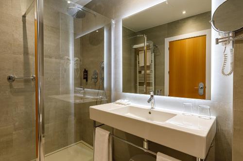 Habitación Cuádruple Premium con terraza del hotel Madeira Centro. Foto 4