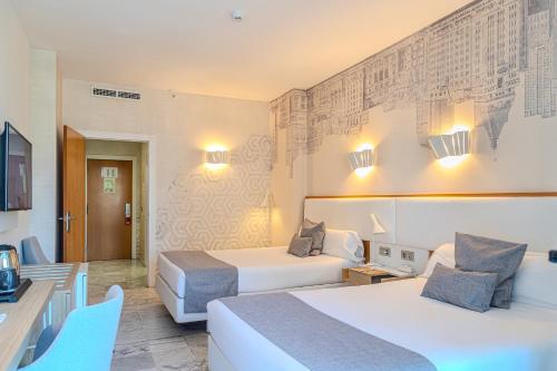 Habitación Cuádruple Premium con terraza del hotel Madeira Centro. Foto 6