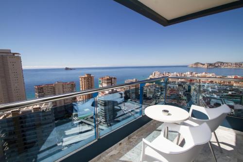 Habitación doble Deluxe con 2 camas, terraza y vistas al mar del hotel Madeira Centro. Foto 3