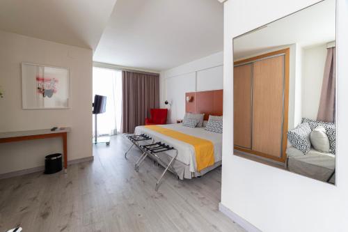 Habitación Doble Deluxe con cama extragrande y vistas a la ciudad del hotel Oasis Plaza. Foto 6