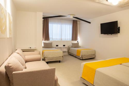 Habitación Cuádruple del hotel Oasis Plaza. Foto 4