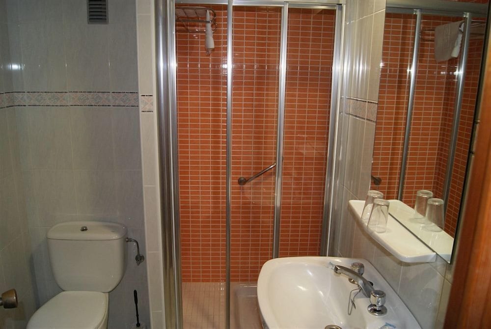 Habitación triple del hotel Melina. Foto 1