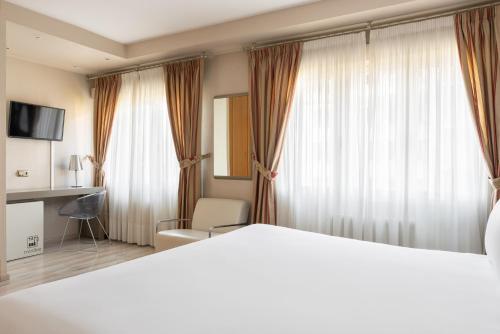 Habitación Estándar - 1 cama grande del hotel Almirante Bonifaz. Foto 5