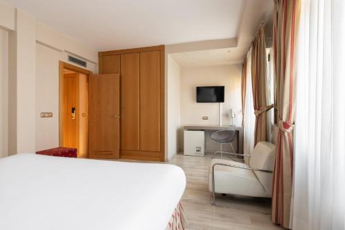 Habitación Estándar - 1 cama grande del hotel Almirante Bonifaz. Foto 6