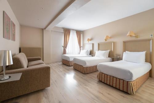Habitación Triple Estándar del hotel Almirante Bonifaz