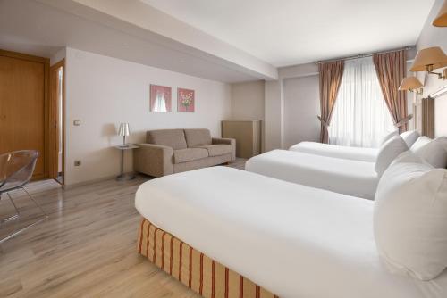 Habitación Triple Estándar del hotel Almirante Bonifaz. Foto 2