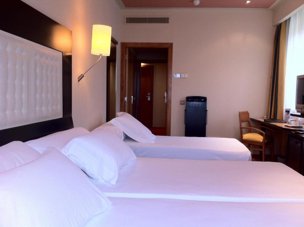Habitación triple del hotel Abba Burgos. Foto 5