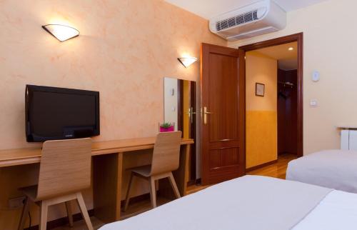 Habitación Doble - 1 o 2 camas del hotel Ciudad De Burgos. Foto 4