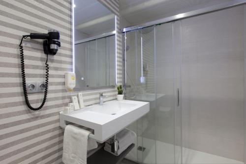 Habitación Doble Deluxe - 1 o 2 camas del hotel Ciudad De Burgos. Foto 3