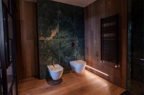 Suite con bañera de hidromasaje - Cama extragrande del hotel Ciudad De Burgos. Foto 4