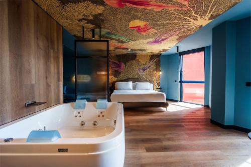 Suite con bañera de hidromasaje - Cama extragrande del hotel Ciudad De Burgos. Foto 5