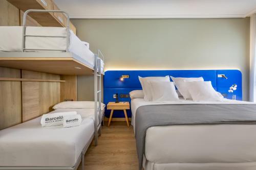 Habitación Familiar con literas del hotel Barcelo Caceres V Centenario. Foto 4