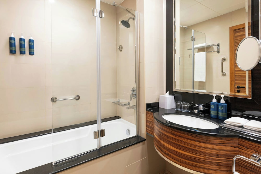 Estudio Deluxe, 1 cama de matrimonio grande del hotel Four Points by Sheraton Bur Dubai. Foto 5