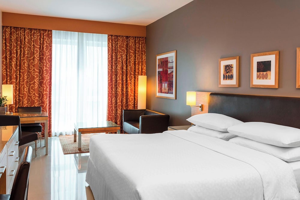 Habitación clásica, 1 cama de matrimonio grande del hotel Four Points by Sheraton Bur Dubai. Foto 3