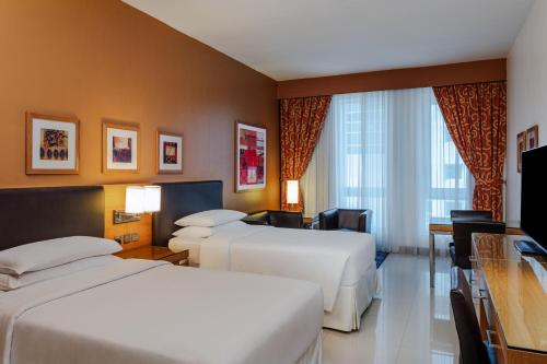 Classic Twin Room with complimentary shuttle service to Dubai Mall & Kite Beach del hotel Four Points by Sheraton Bur Dubai. Foto 2