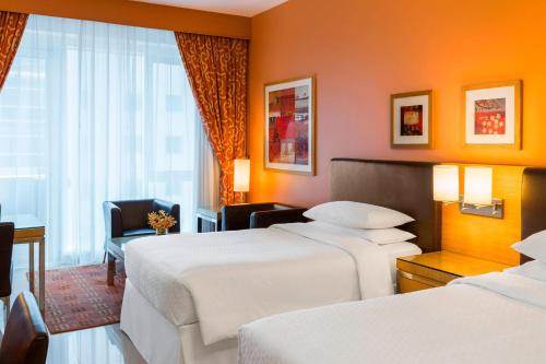 Classic Twin Room with complimentary shuttle service to Dubai Mall & Kite Beach del hotel Four Points by Sheraton Bur Dubai. Foto 3
