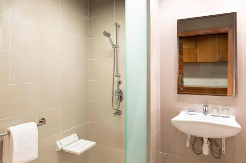 Classic Twin Room with complimentary shuttle service to Dubai Mall & Kite Beach del hotel Four Points by Sheraton Bur Dubai. Foto 7
