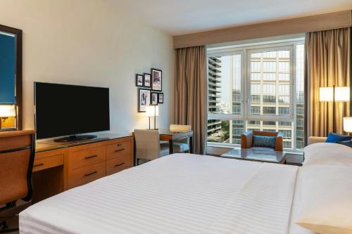 Habitación Superior con cama extragrande del hotel Four Points by Sheraton Bur Dubai