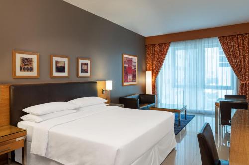 Classic King Room with complimentary shuttle service to Dubai Mall & Kite Beach del hotel Four Points by Sheraton Bur Dubai. Foto 1
