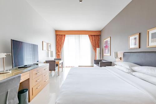 Classic King Room with complimentary shuttle service to Dubai Mall & Kite Beach del hotel Four Points by Sheraton Bur Dubai. Foto 2