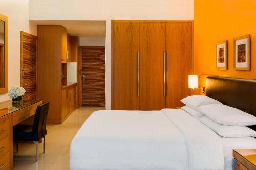 Classic King Room with complimentary shuttle service to Dubai Mall & Kite Beach del hotel Four Points by Sheraton Bur Dubai. Foto 3